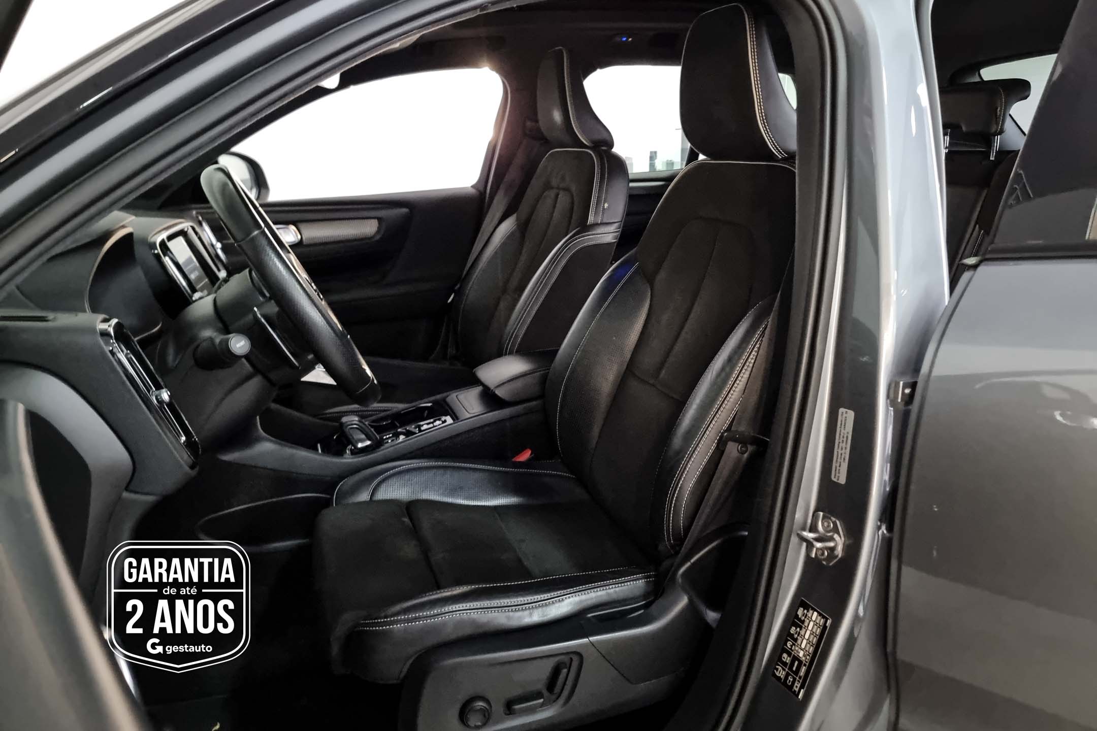 VOLVO-XC40 T5 R-DESIGN