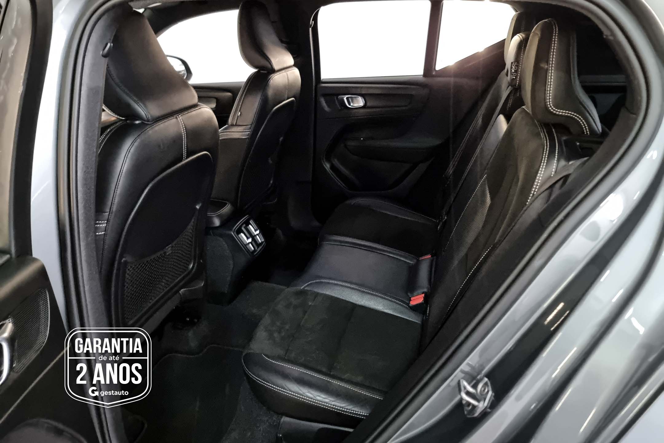 VOLVO-XC40 T5 R-DESIGN