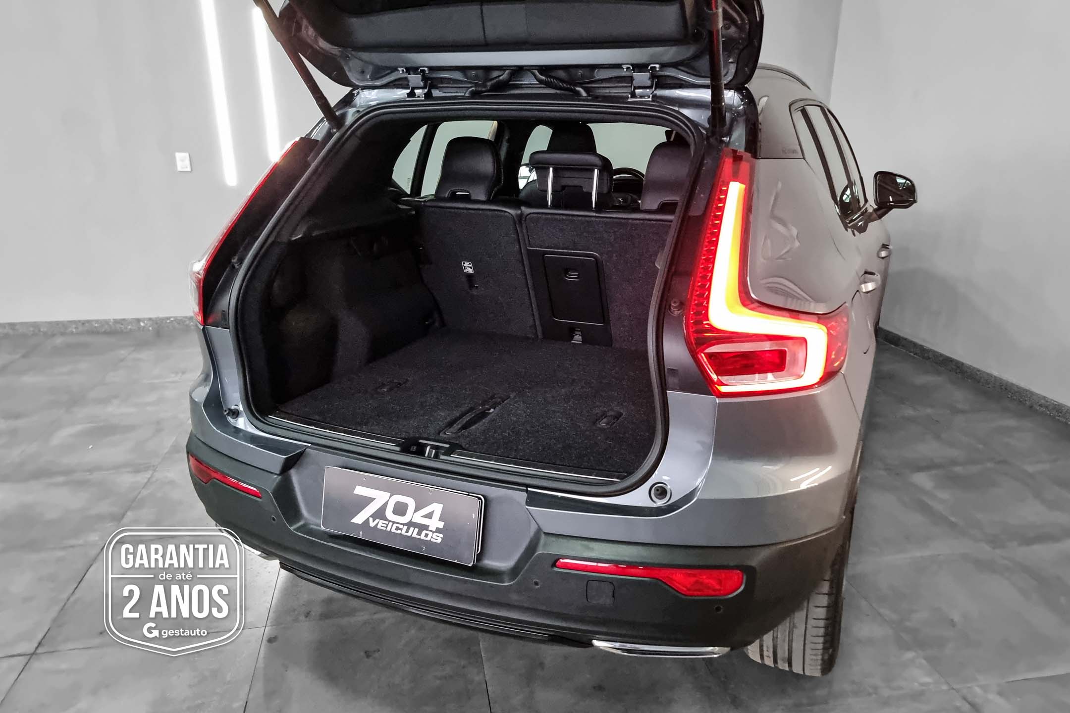 VOLVO-XC40 T5 R-DESIGN