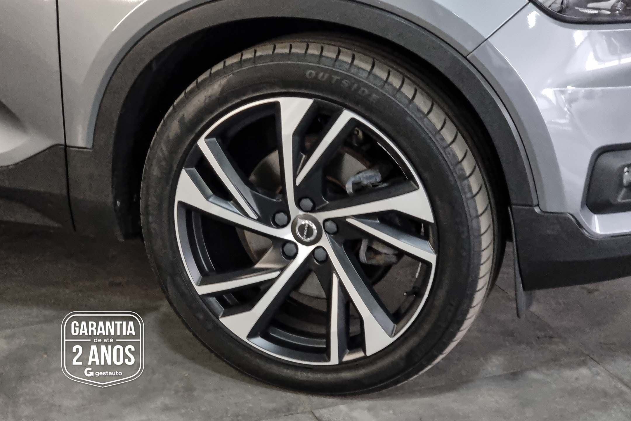 VOLVO-XC40 T5 R-DESIGN